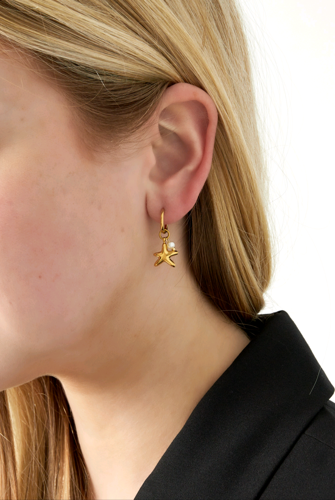 Boucles d'oreilles en acier inoxydable doré avec un design tendance et coloré pour sublimer votre style.