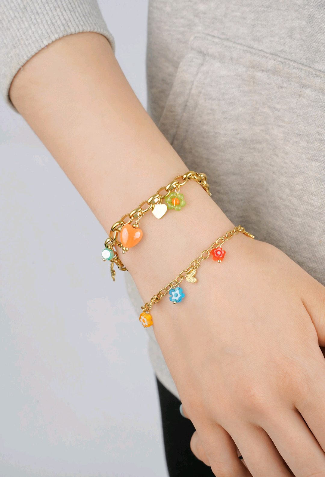 Bracelet délicat en acier inoxydable doré avec fleurs et soleil, parfait pour un style tendance et élégant.