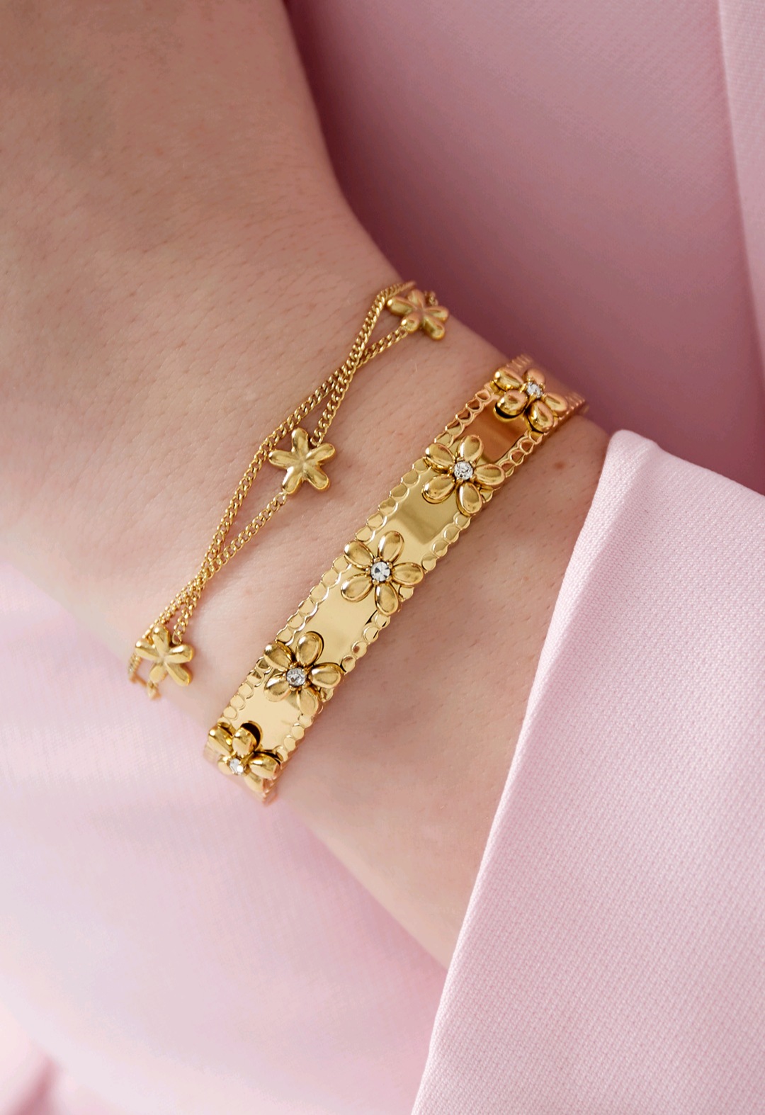 Bracelet doré en acier inoxydable, pierres étincelantes, ajout élégant pour bijoux femme, tendance et chic.