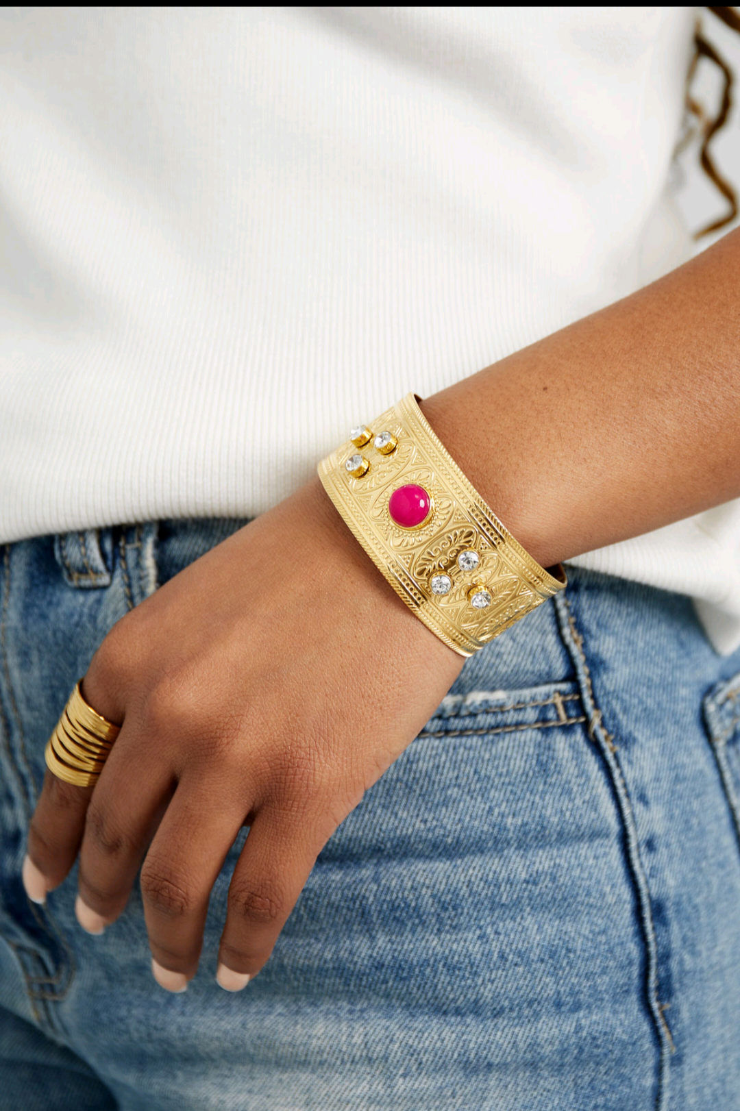 Bracelet doré en acier inoxydable, pierres étincelantes, ajout élégant pour bijoux femme, tendance et chic.