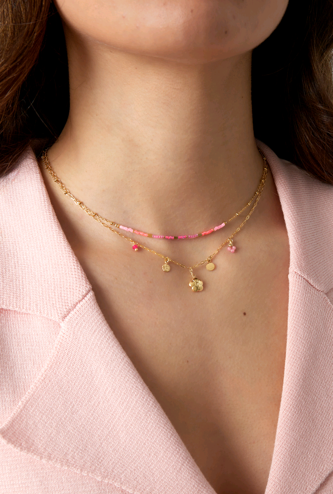 Collier moderne en acier inoxydable doré avec pendentifs colorés, parfait pour un look élégant et tendance.